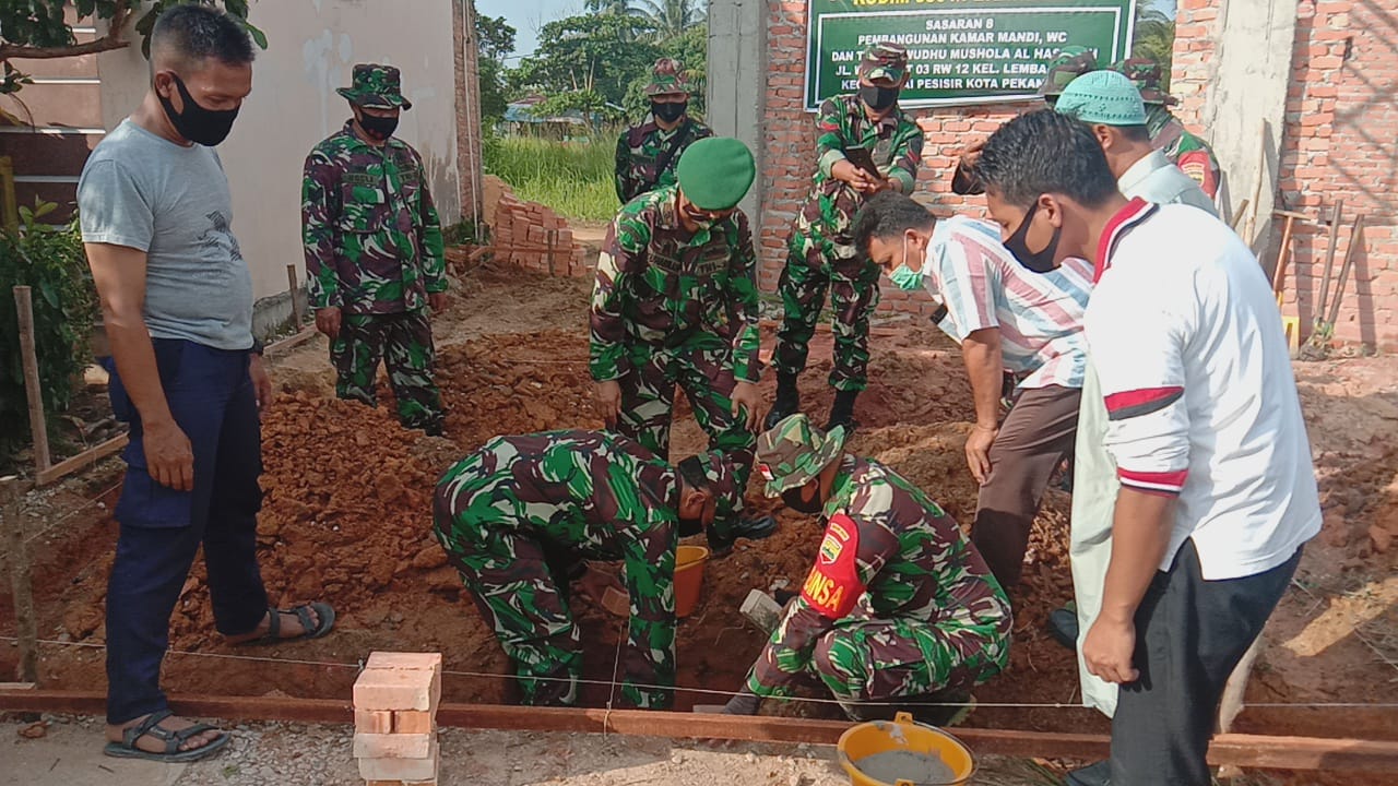 Peletakkan Batu Pertama Musholla Al-Hasanah, Dandim 0301/Pekanbaru Buka Secara Resmi Kegiatan TMMD Ke-108