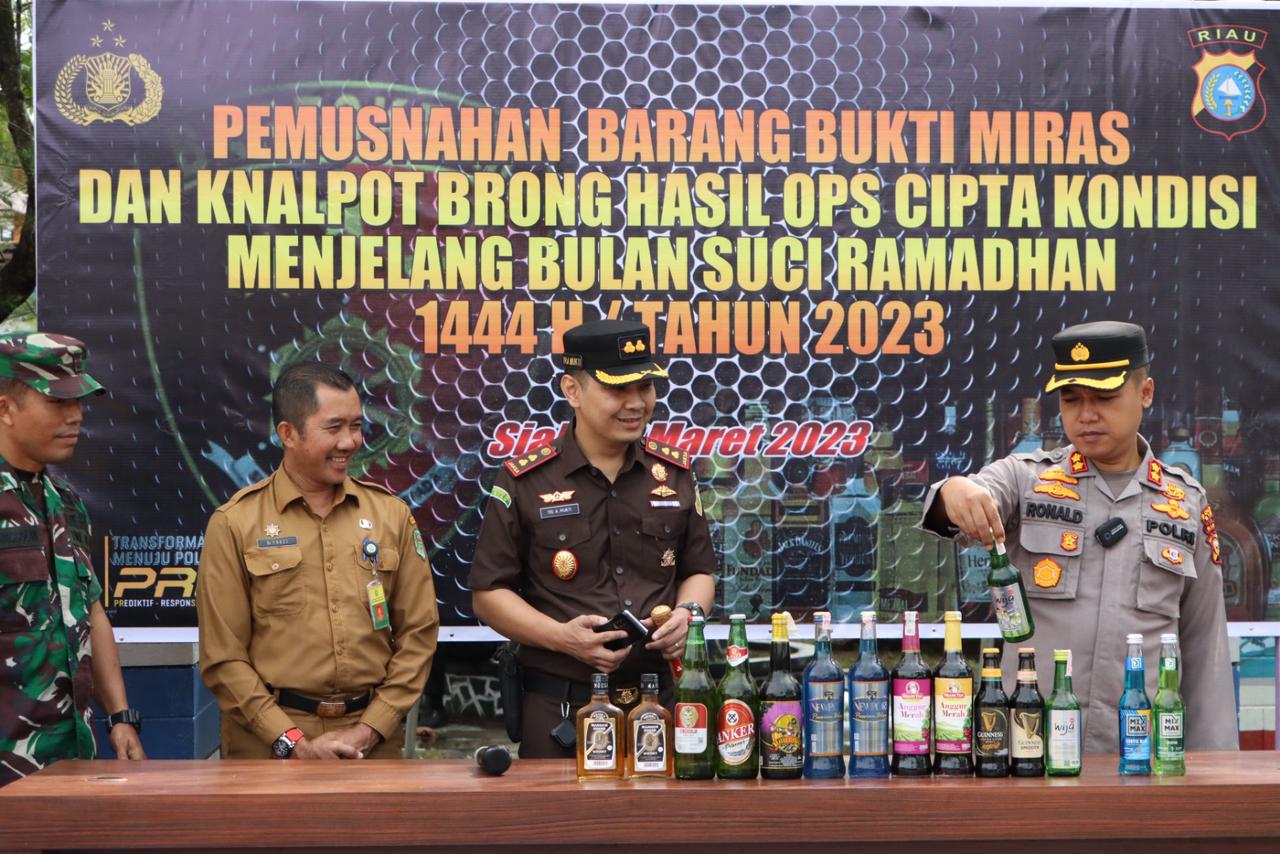 Ciptakan Rasa Aman Menjelang Bulan Suci Ramadhan, Polres Siak Musnahkan Ratusan Minuman Keras dan Puluhan Knalpot Brong