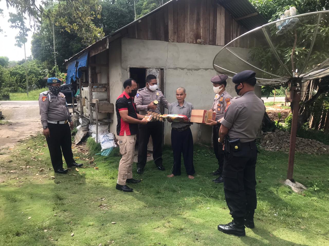 Polres Kampar dan Jajarannya Terus Upayakan Bantu Bahan Pangan Bagi Warga Terdampak Covid-19