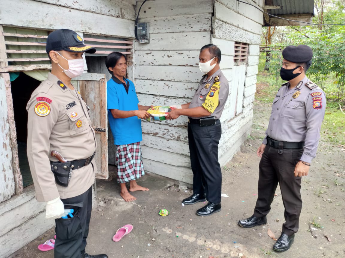 Peduli Covid-19, Kabag Ren Polres Kampar dan Personil Antarkan Bantuan Kerumah Warga Kurang Mampu