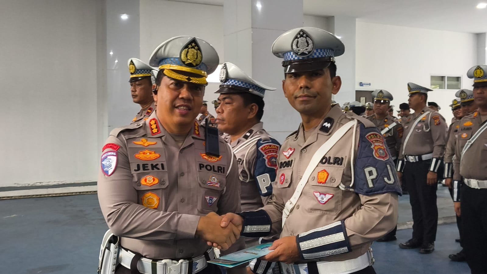 Empat Personel Satuan PJR Ditlantas Polda Riau Terima Penghargaan Atas Aksi Kemanusiaan