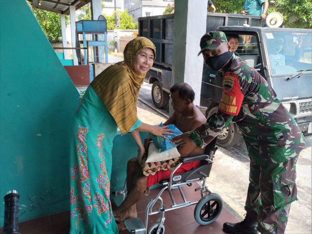 Babinsa Kodim 0301/Pekanbaru Bersama Tomas, Toga dan Toda Bagikan Sembako Kepada Warga Terdampak Wabah Pandemi Covid-19