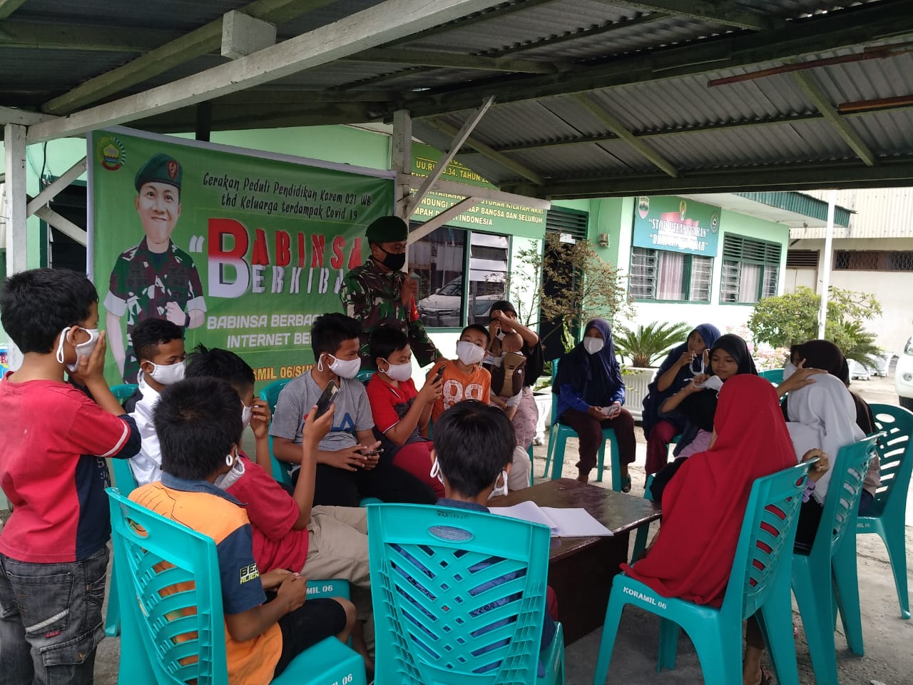 Personil Kodim 0301/PBR Memberikan Pelayanan Fasilitas Internet WIFI Gratis Bagi Siswa Kurang Mampu