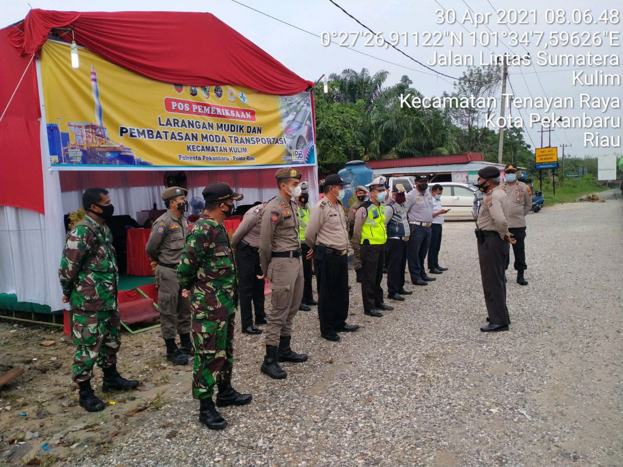 Personil Kodim 0301/PBR Laksanakan Kegiatan Penyekatan Pos Jalur Mudik Lebaran 1442 H dan PPKM Dalam Penanganan Covid-19 di Jalan Lintas Timur KM 22 Simpang Pasir Putih