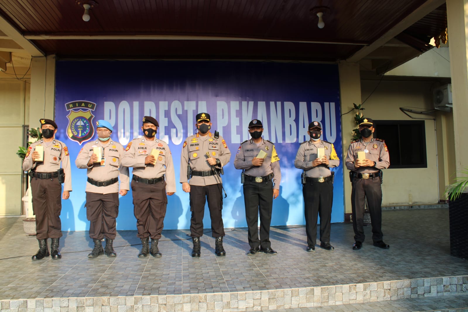 Kapolresta Berikan Reward Kepada Bhabinkamtibmas dan Personil Polda Riau BKO Polresta Pekanbaru Atas Pencapaian Tracing Covid-19