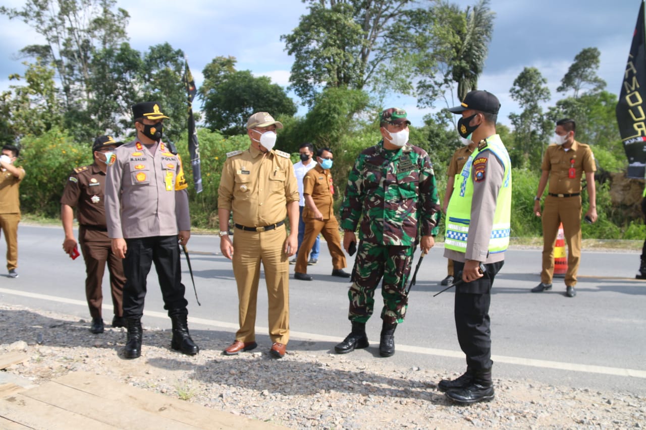Bupati Taput Tinjau Pos Penyekatan Operasi Ketupat Toba 2021 Kecamatan Siborongborong