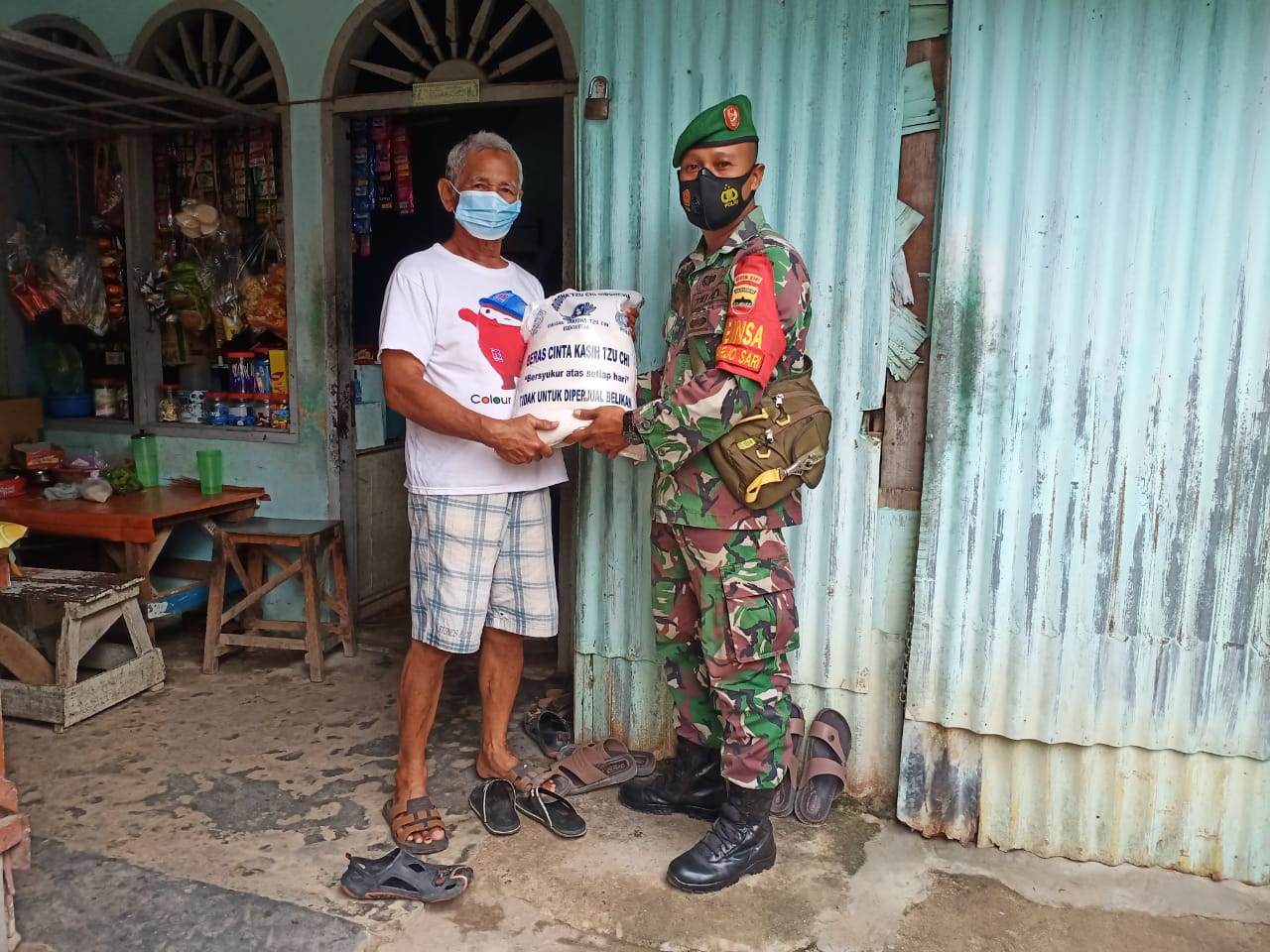 Babinsa Kodim 0301/PBR Laksanakan Giat Pembagian Sembako Beras 10 Kg Kepada Warga Kurang Mampu