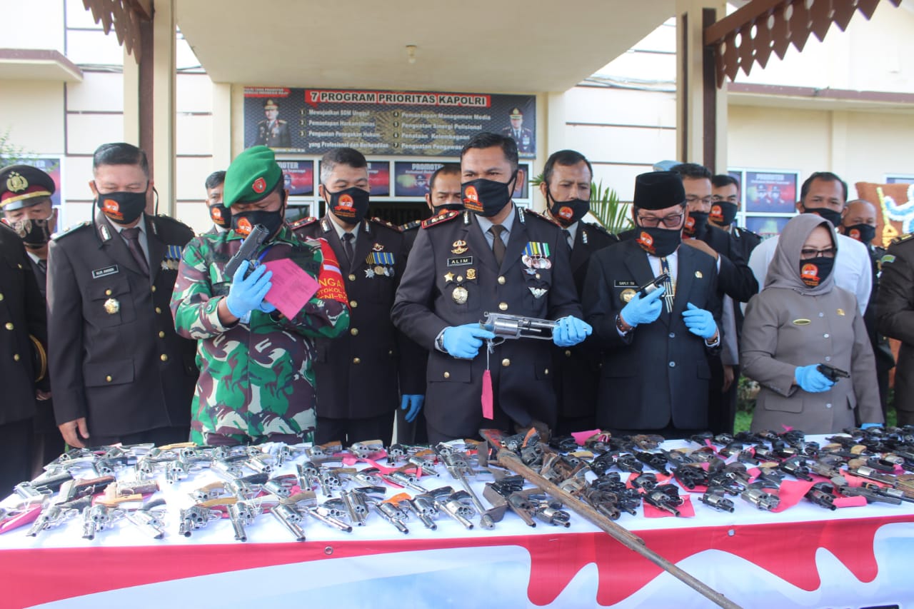 Peringati HUT Bhayangkara Ke-74, Polres Mesuji Menggelar Pemusnahan Ratusan Senjata Api Rakitan