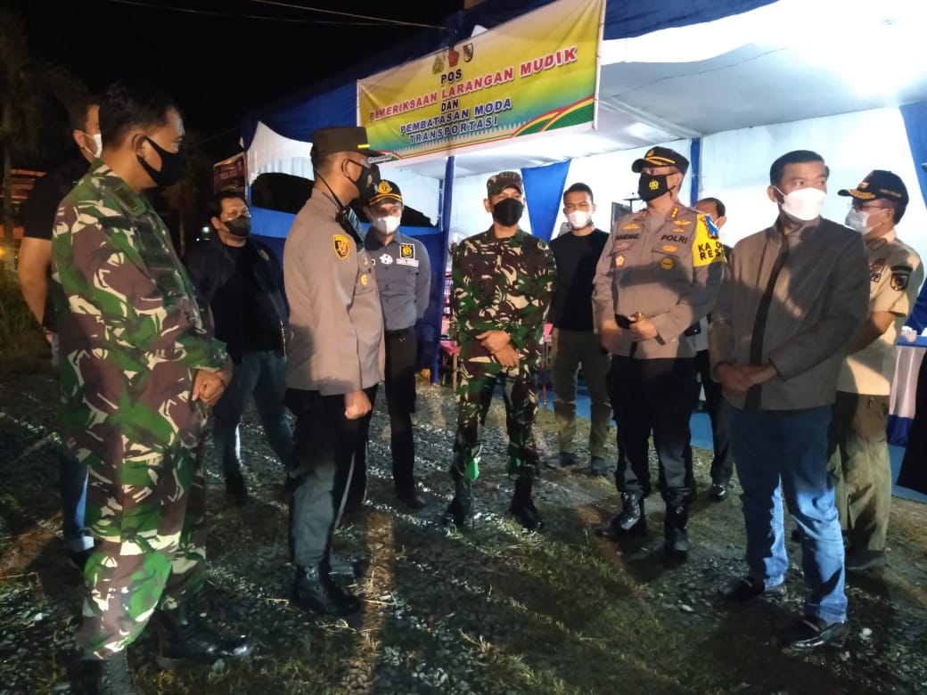 Kapolresta Mendampingi Walikota Pekanbaru Lakukan Peninjauan Kesiapan Posko Penyekatan Larangan Mudik 1442 H