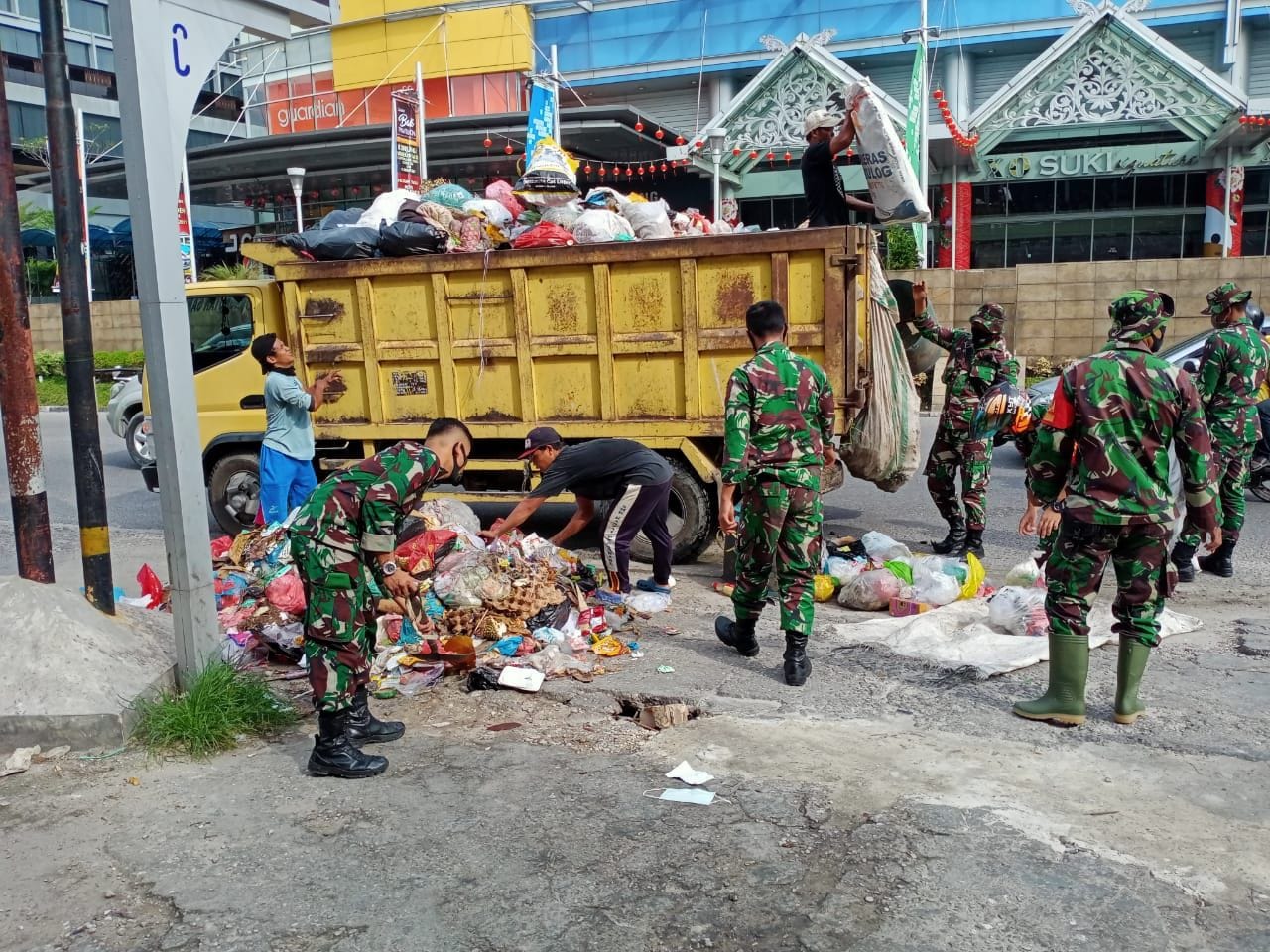 Lima Satgas Lingkungan Asri Kodim 0301/PBR Lakukan Goro Bersama Warga dan Tokoh Masyarakat di Kelurahan Limbungan Baru