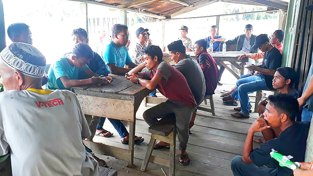 Camat Bersama Wakapolsek Rundeng Berikan Arahan Kepada Masyarakat Desa Dah
