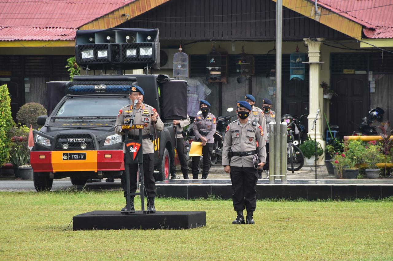 Dansat Brimob Polda Riau Berikan Reward And Punishment Kepada Empat Personil Yang Teladan