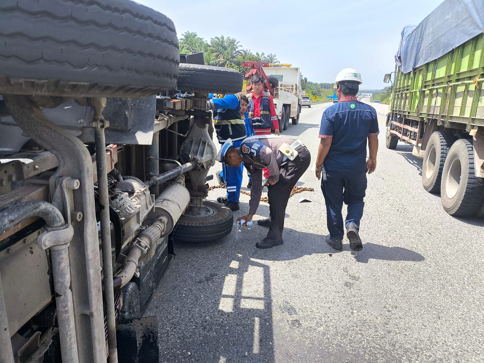 Sigap, Personil Satuan PJR Ditlantas Polda Riau Tangani Laka Lantas Di KM 10 Jalan Tol Permai, Tak Ada Korban Jiwa