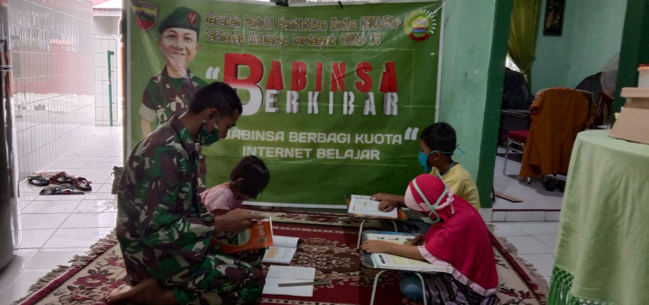 Babinsa Kodim 0301/PBR Berikan Bantuan Program Babinsa Berkibar Kepada Murid SD