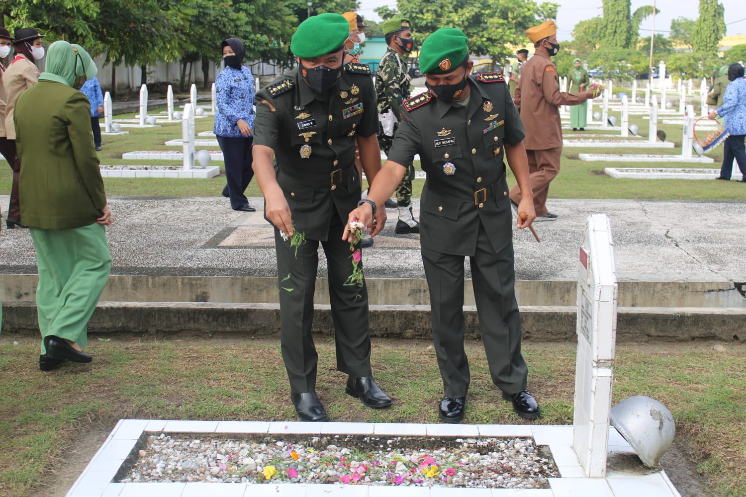 Jelang Hari Juang TNI AD 2021, Dandim 0301/PBR Ikuti  Ziarah Rombongan Di TMP Kusuma Dharma