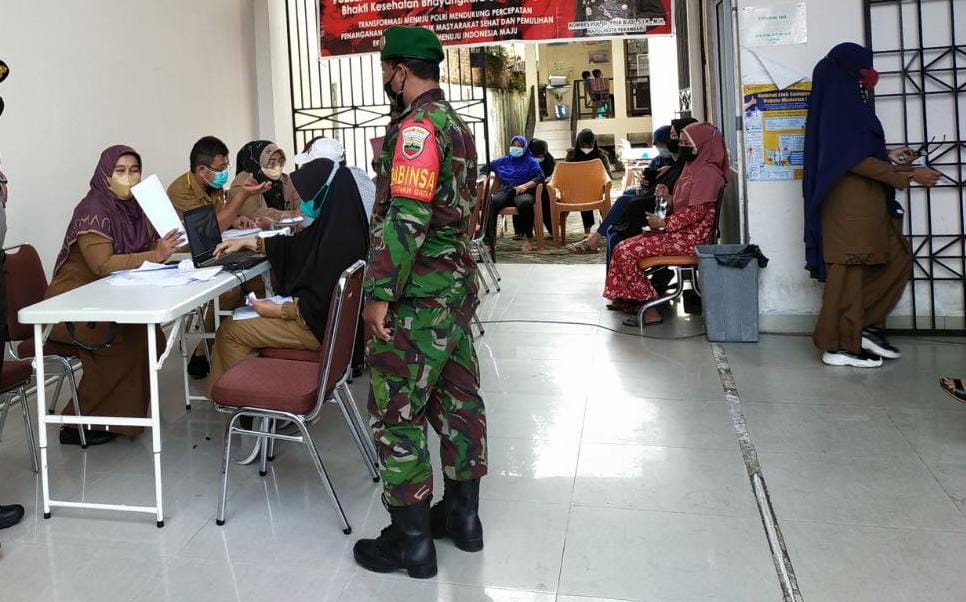 Babinsa Kodim 0301/PBR Aktif Lakukan Pendampingan Pelaksanaan Vaksinasi Lansia