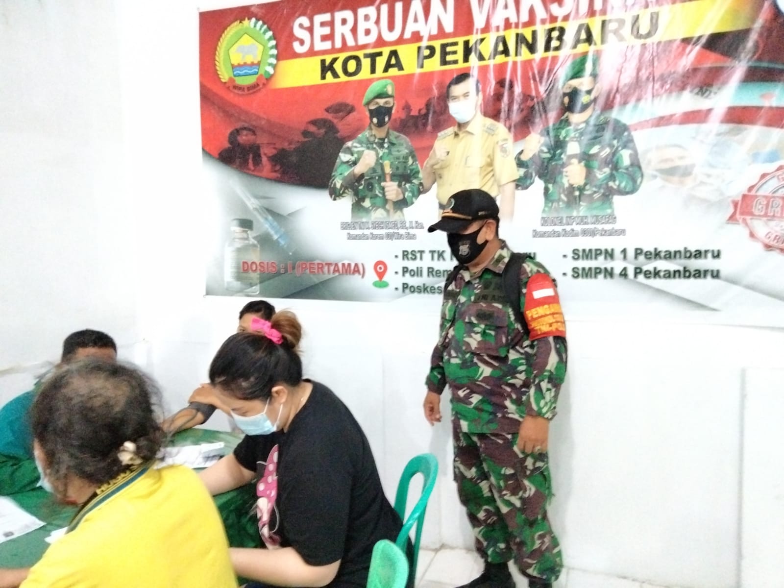 Babinsa Kodim 0301/PBR Laksanakan Pengamanan dan Monitoring Pelaksanaan Vaksinasi Covid-19
