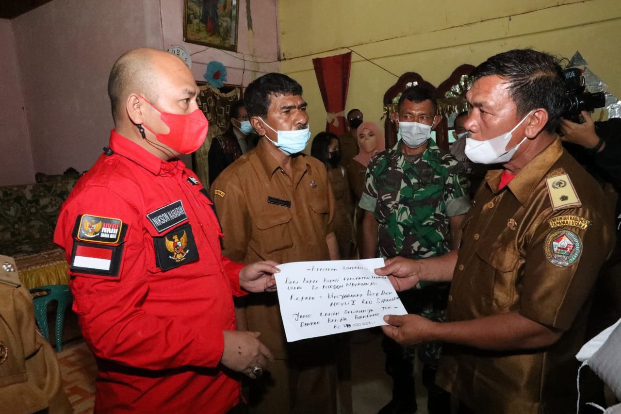 Kunjungi Korban Banjir, Bupati Tapanuli Utara Memberikan Bantuan dan Motivasi