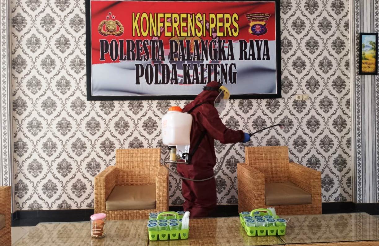 Cegah Penyebaran Covid-19, Polresta Palangka Raya Laksanakan Penyemprotan Disinfektan
