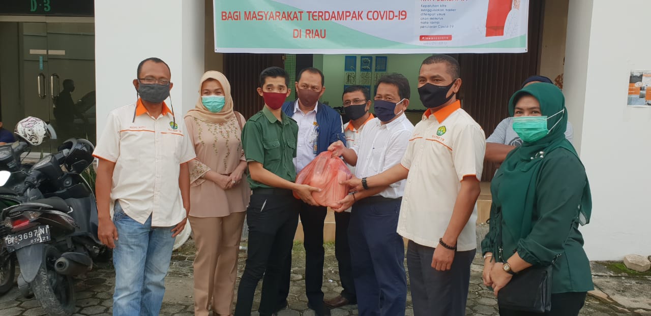 IKA Fisipol Unri Peduli, Bagikan Bantuan Paket Sembako Untuk Warga Yang Terdampak Covid-19