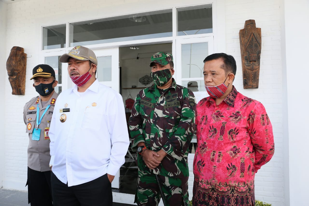 Bupati Taput Tinjau Kesiapan Penerbangan Perdana Suasana New Normal di Bandara Internasional Silangit