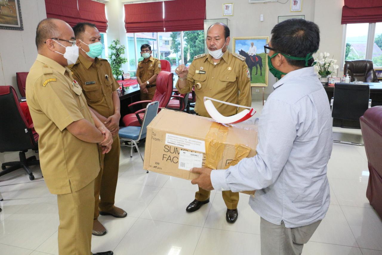 Bupati Taput Langsung Distribusikan APD Sumbangan Para Donatur