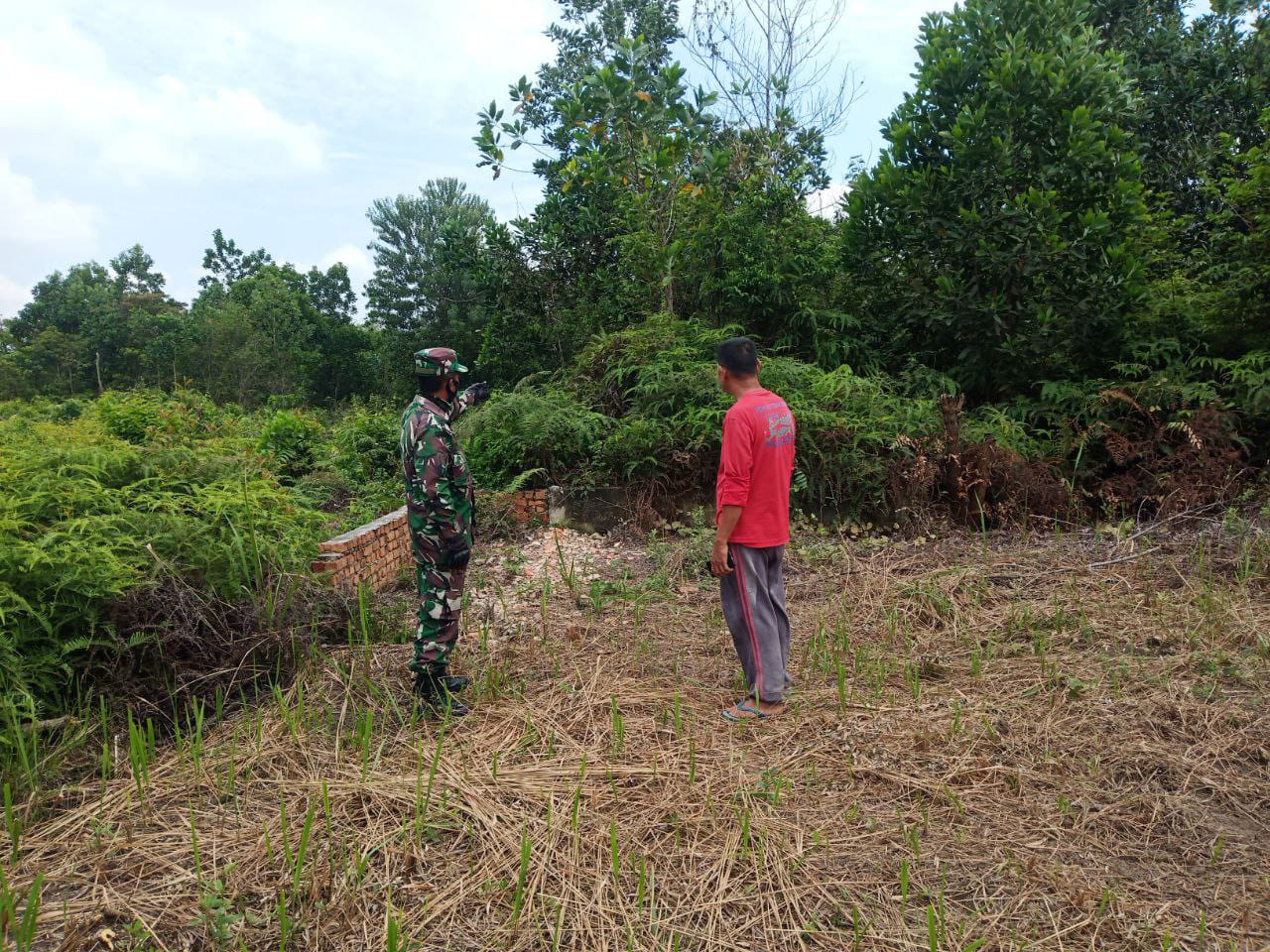 Babinsa Kodim 0301/PBR Bersama MPA Terus Lakukan Patroli dan Sosialisasi Pencegahan Karhutla