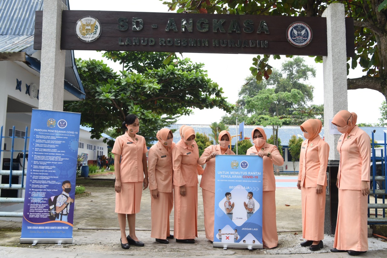 Ketua Yasarini Pengurus Cabang Lanud Roesmin Nurjadin Pasang Panduan Cegah Covid-19