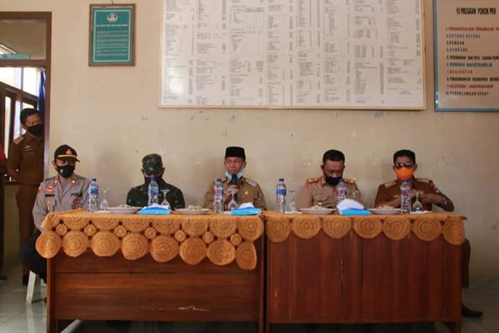 Dampak Wabah Pandemi Covid-19, Plt Bupati Lampura Berikan Bantuan Berupa Beras di 15 Kelurahan