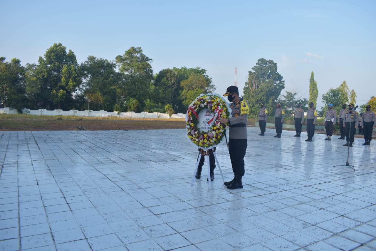 Jelang Hari Bhayangkara ke-74, Polres Kampar Gelar Upacara Ziarah dan Tabur Bunga di Taman Makam Pahlawan