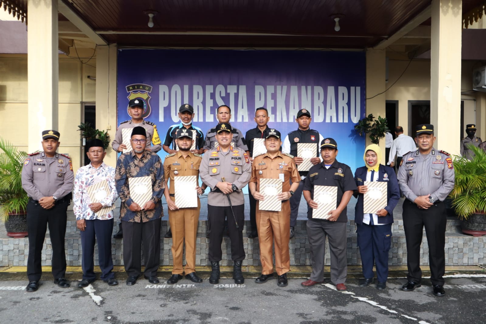 Pimpin Upacara Penyerahan Penghargaan, Kapolresta Pekanbaru: Jadikan Ini Sebagai Motivasi Untuk Berikan Pelayanan Terbaik Kepada Masyarakat