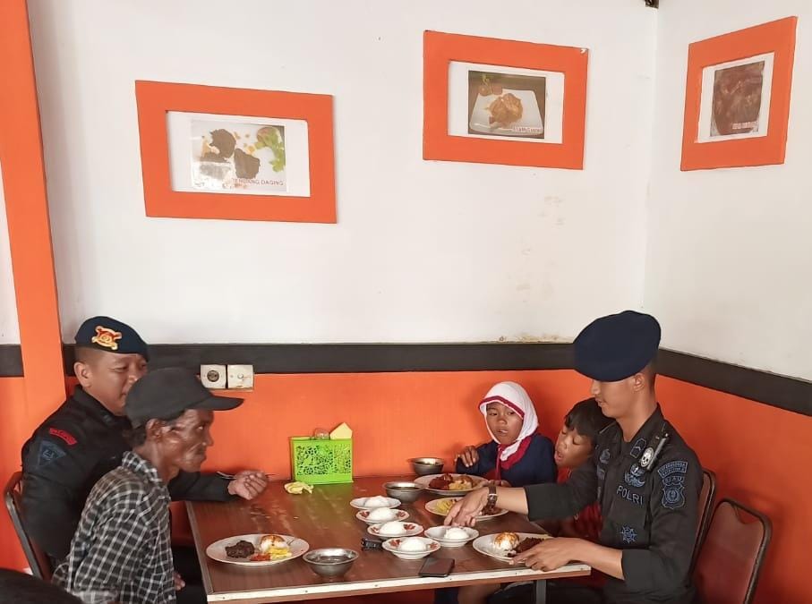 Tersentuh, Dua Personel Brimob Polda Riau Ajak Pemulung Serta Anaknya Makan Bersama Sekaligus Bagi Sembako Dan Santunan