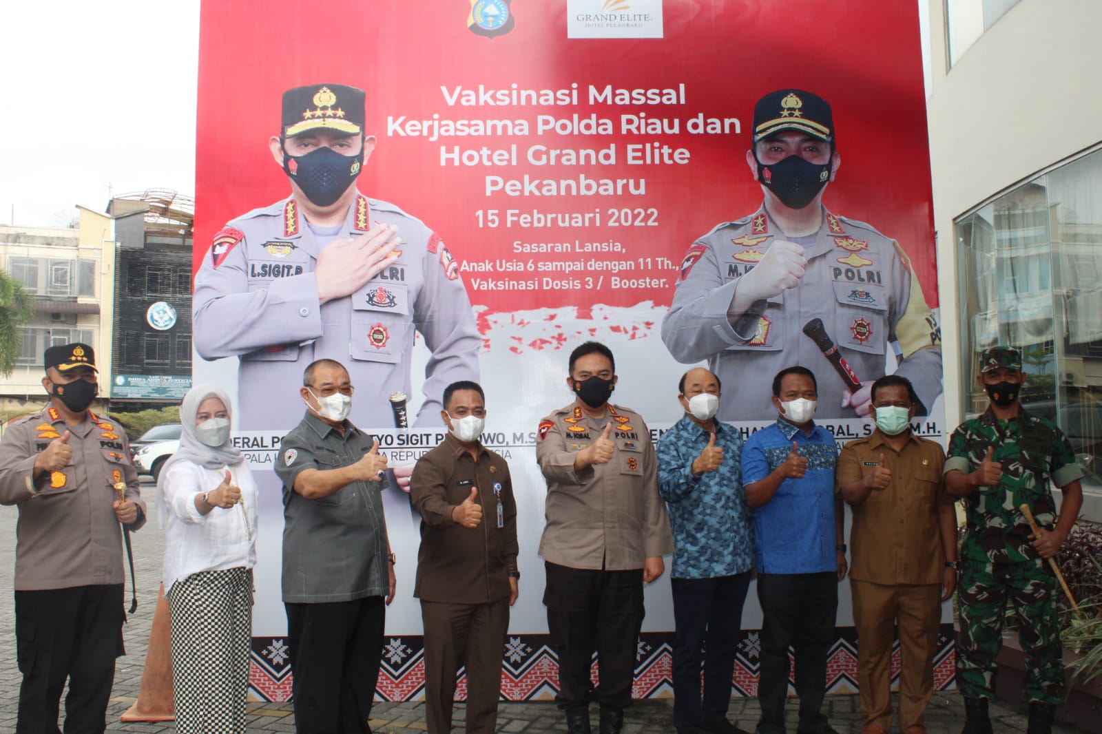 Dandim 0301/PBR Dampingi Kapolda Riau Tinjau Vaksinasi Booster