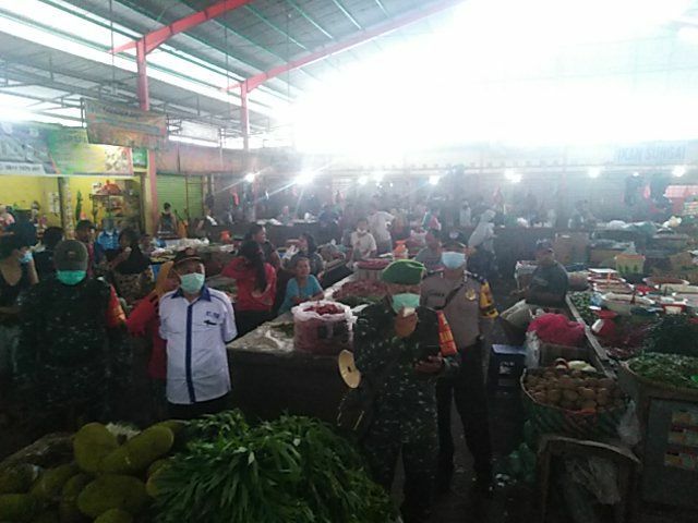 Babinsa Kodim 0301/Pekanbaru Laksanakan Sosialisasi Tentang Langkah - Langkah Pencegahan Penyebaran Covid-19 di Pasar Pagi Arengka