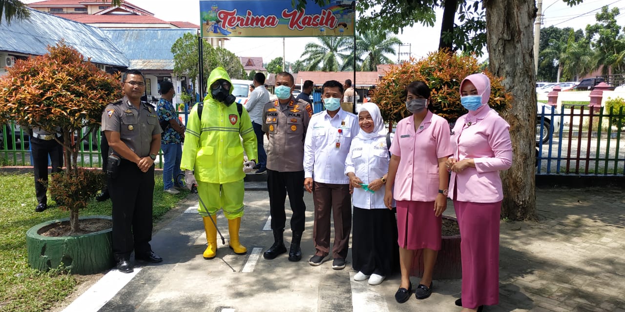 Cegah Penyebaran Covid-19, Polres Kampar Bersama Dinkes Lakukan Desinfeksi di Area Pelayanan Publik