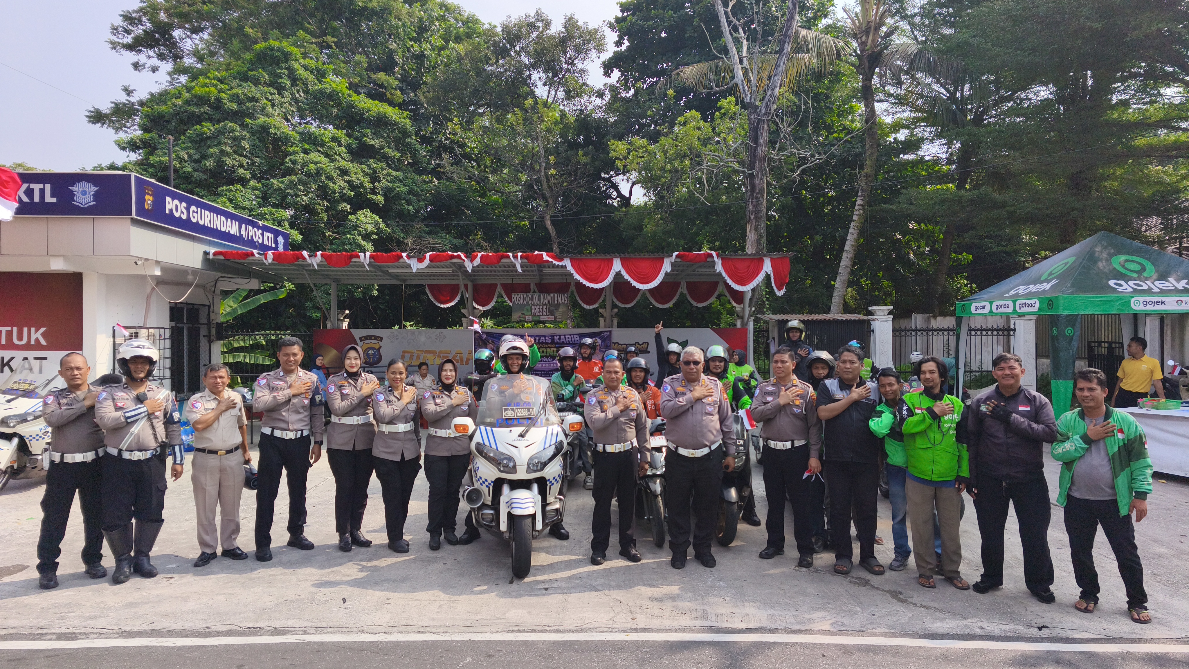 Semarak HUT Ke-81 RI, Ditlantas Polda Riau Bagikan Sembako, Helm SNI Dan Konvoi Bersama OJOL