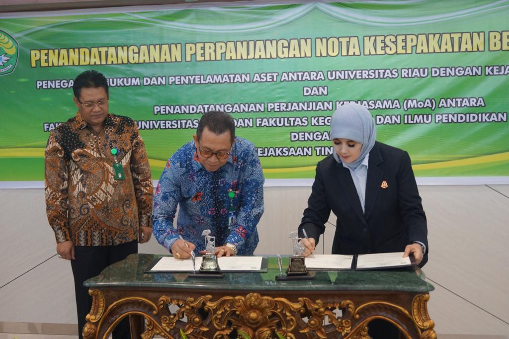 Penandatanganan MoU, Kajati Riau Dr. Mia Amiati, SH, MH Agar Menjadi Entry Point Sinergitas Kerjasama Antara UNRI Dengan Kejati Riau Dalam Peningkatan Sumber Daya Manusia 