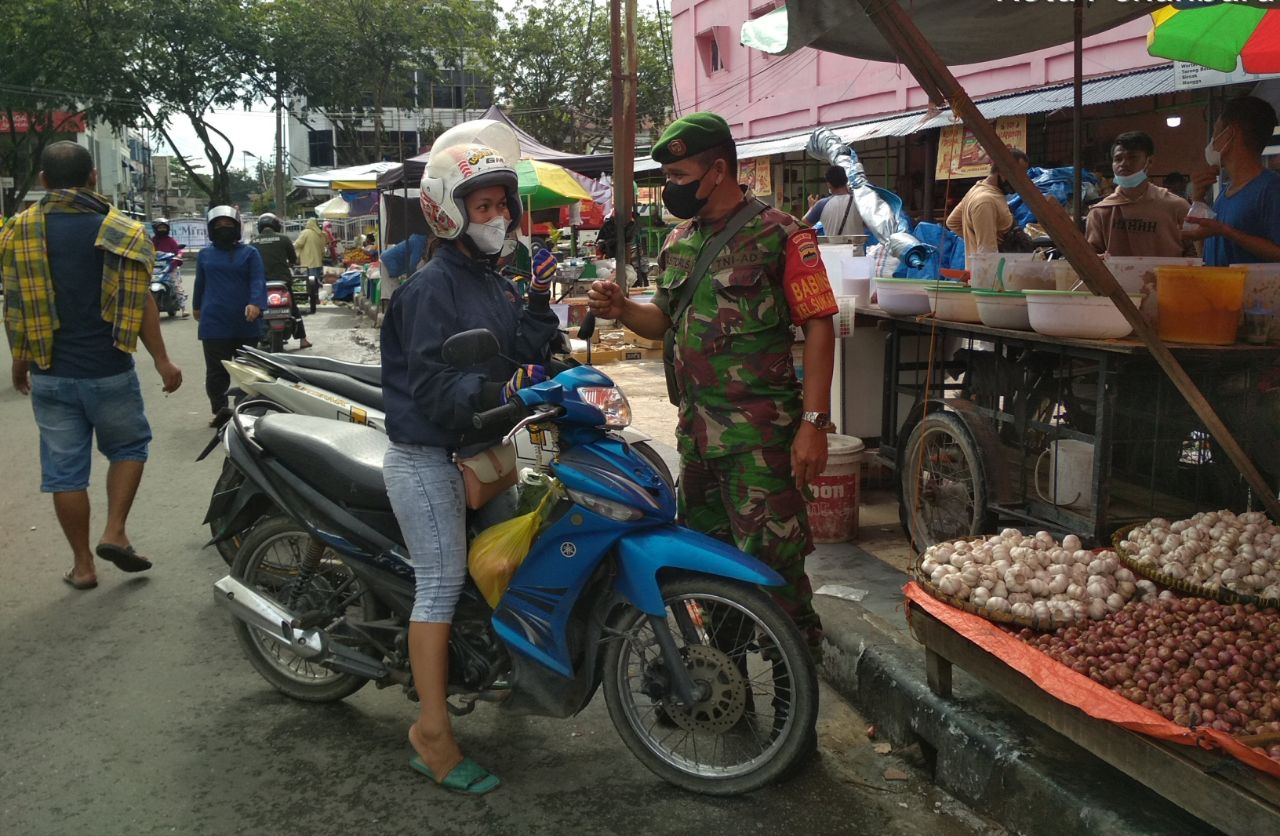 Babinsa Kodim 0301/PBR Laksanakan Sosialisasi Penerapan Prokes Kepada Pengunjung dan Pedagang di Pasar Tradisional Agus Salim