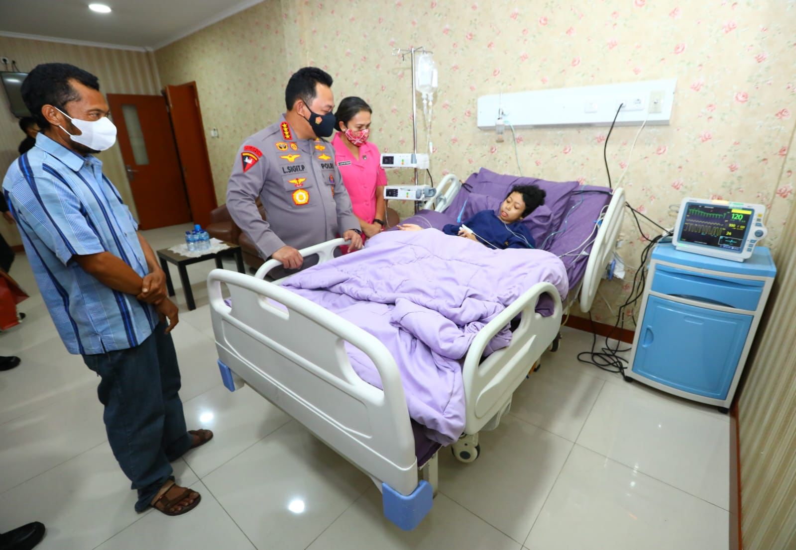 Penuhi Janji, Kapolri Jenguk Sinta Aulia Anak Yang Sakit Tumor Kaki