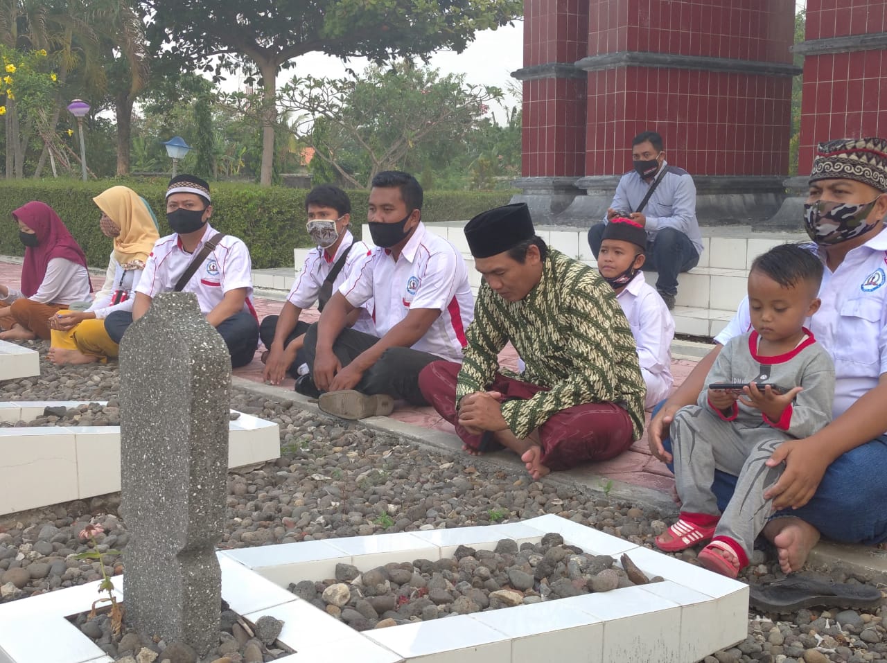 LSM Sembara Kendal Adakan Doa Bersama Ziarah Kubur Di Makam Pahlawan Dalam Rangka HUT Kemerdekaan RI Ke-75
