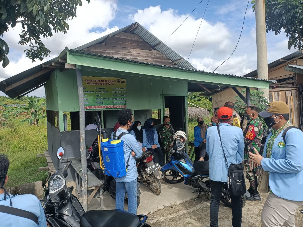 Babinsa Kodim 0301/Pekanbaru Selalu Menjaga Wilayahnya Dari Ancaman Karlahut dan Pencegahan Penyebaran Covid-19