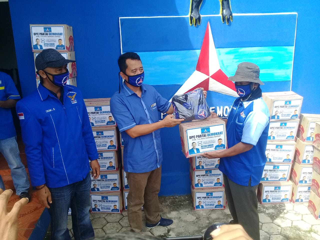 DPC Partai Demokrat Tubaba Bagikan 1000 Dus Mie Instant Kepada Masyarakat