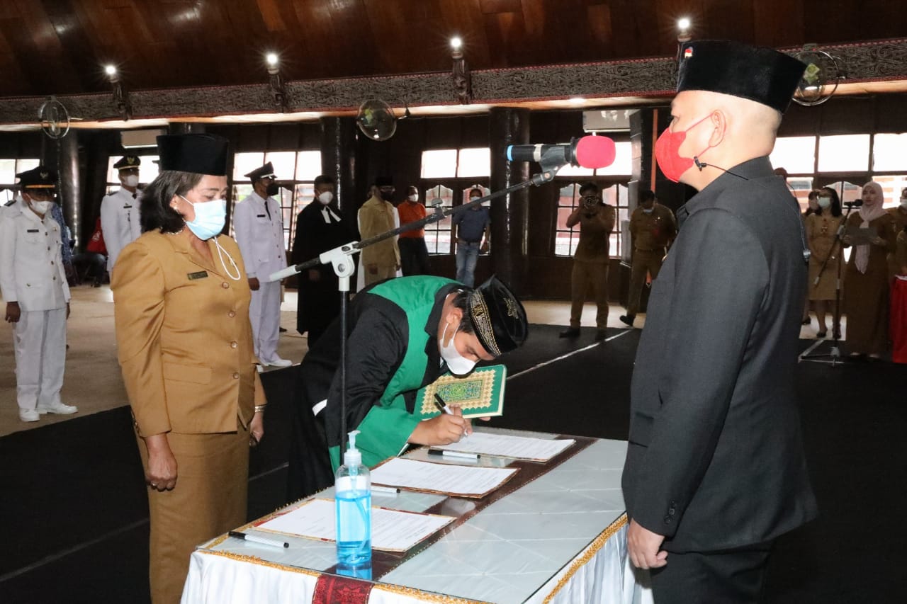 Bupati Nikson Nababan Berharap ASN Yang Dilantik Dapat Menunjukan Kinerja Yang Maksimal Dengan Terobosan dan Inovasi