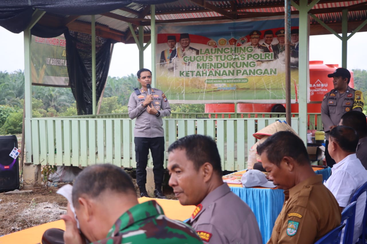 Dukung Program Swasembada Pangan Nasional, Kapolres Rohul Tanam Jagung di Desa Pasir Agung