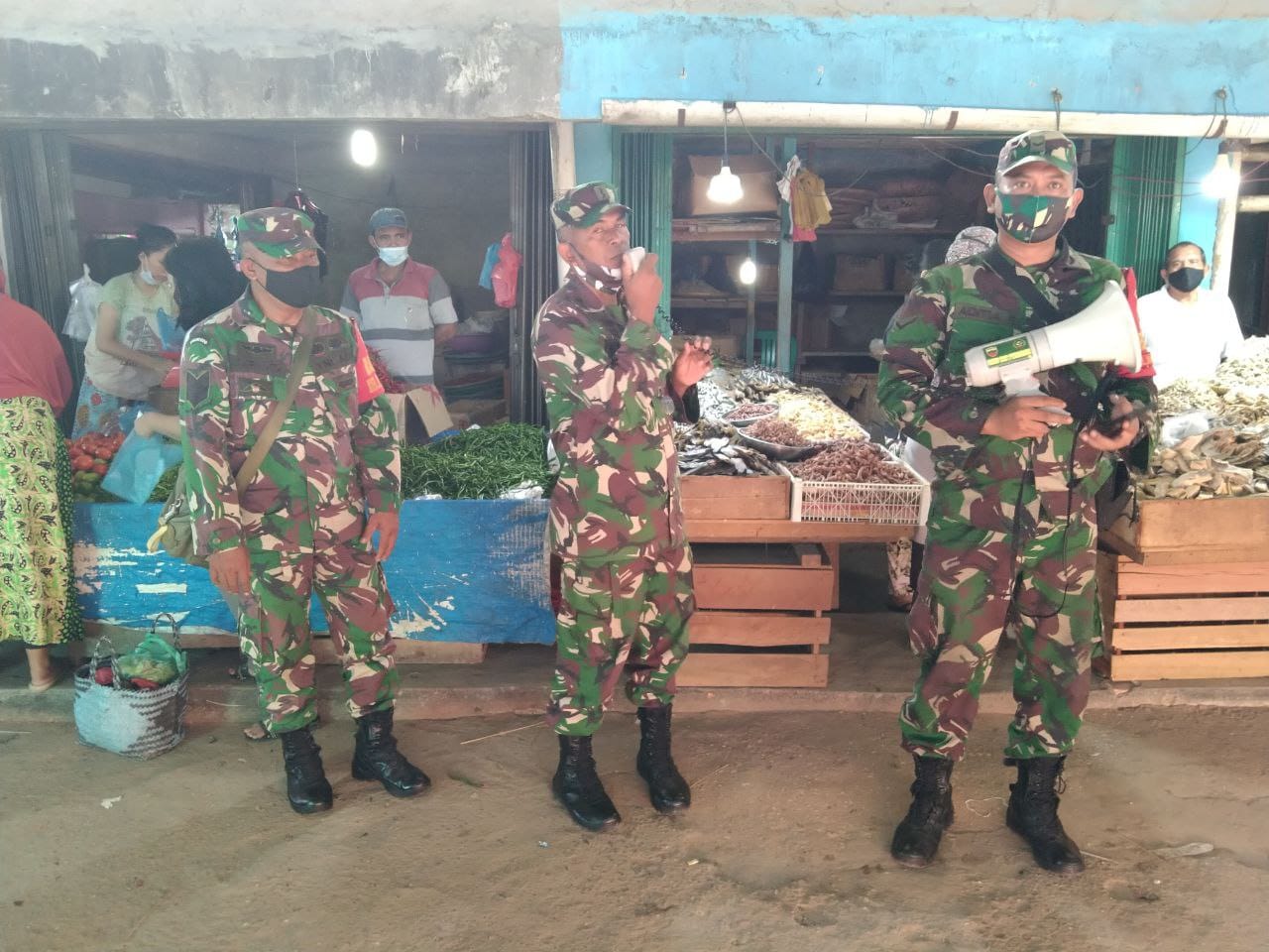 Sosialisasikan Disiplin Protokol Kesehatan, Babinsa Kodim 0301/PBR Sampaikan Himbauan Kepada Pedagang dan Masyarakat Di Pasar Dupa