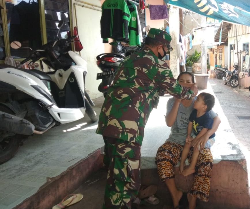 Babinsa Kodim 0301/PBR Bagikan Masker dan Sosialisasi Prokes Kepada Masyarakat