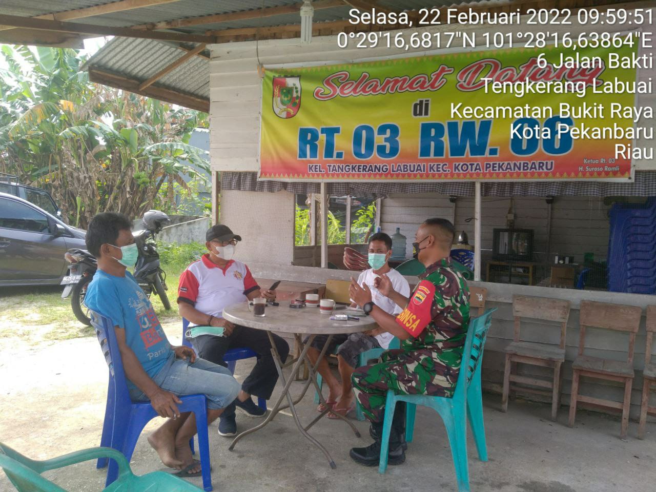 Jaga Keharmonisan, Babinsa Kodim 0301/PBR Laksanakan Komsos Dengan Ketua RT