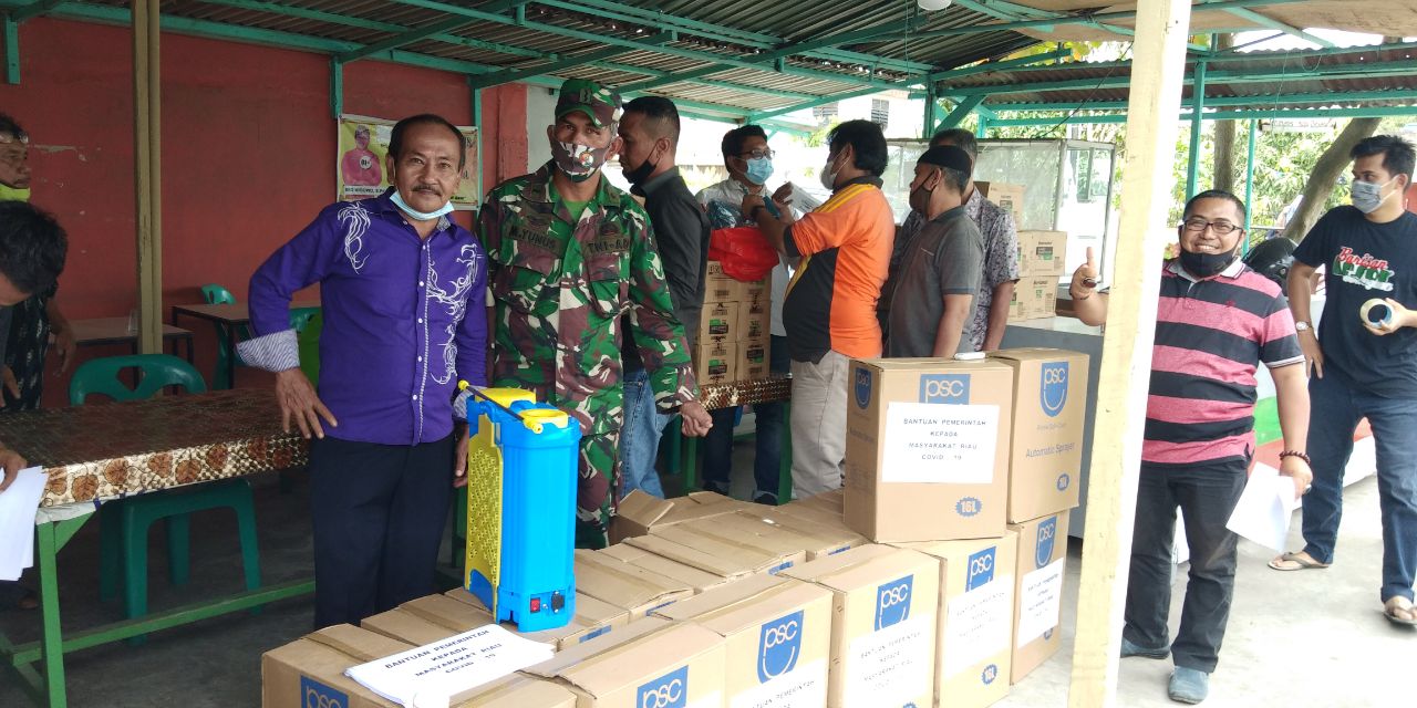 Cegah Penyebaran Covid-19, Babinsa Kodim 0301/PBR Bersama GP Anshor Bagikan Vitamin Dan Hand Sanitizer Kepada Masyarakat Kelurahan Tangkerang Tengah