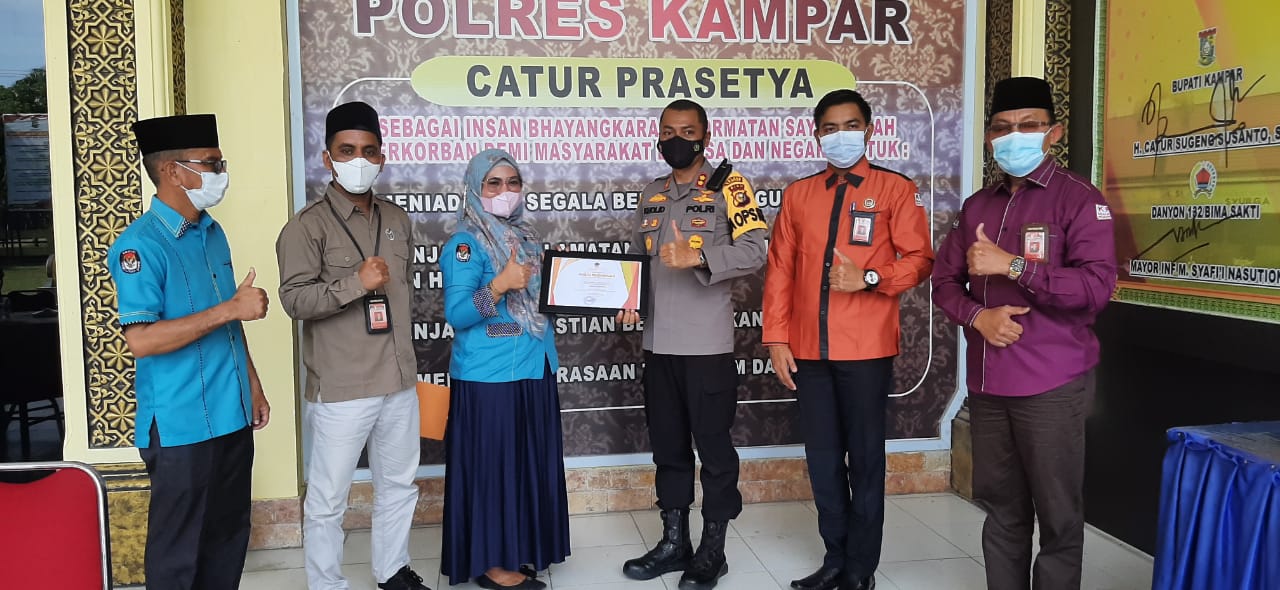 Ketua KPU Kabupaten Kampar Berikan Penghargaan Kepada Kapolres dan Waka Polres Kampar