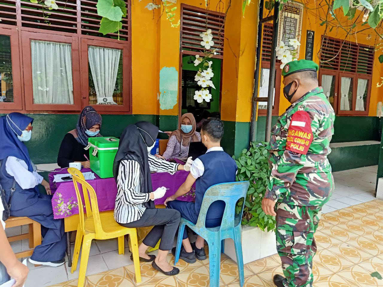 Babinsa Kodim 0301/PBR Laksanakan Kegiatan Memonitor Kegiatan Vaksinasi Massal di SMPN 01 Pekanbaru